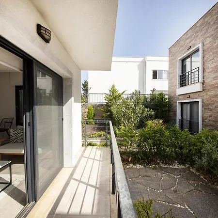 Amazing House With Balcony 1 Min Walking Distance To The In *